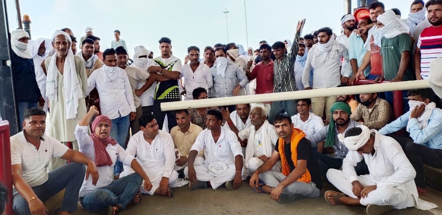 टोल टैक्स फ्री करने की मांग को लेकर बद्दोवाल टोल प्लाटा पर बैठे ग्रामीण। टोल टैक्स फ्री करने की मांग को लेकर बद्दोवाल टोल प्लाटा पर बैठे ग्रामीण।
