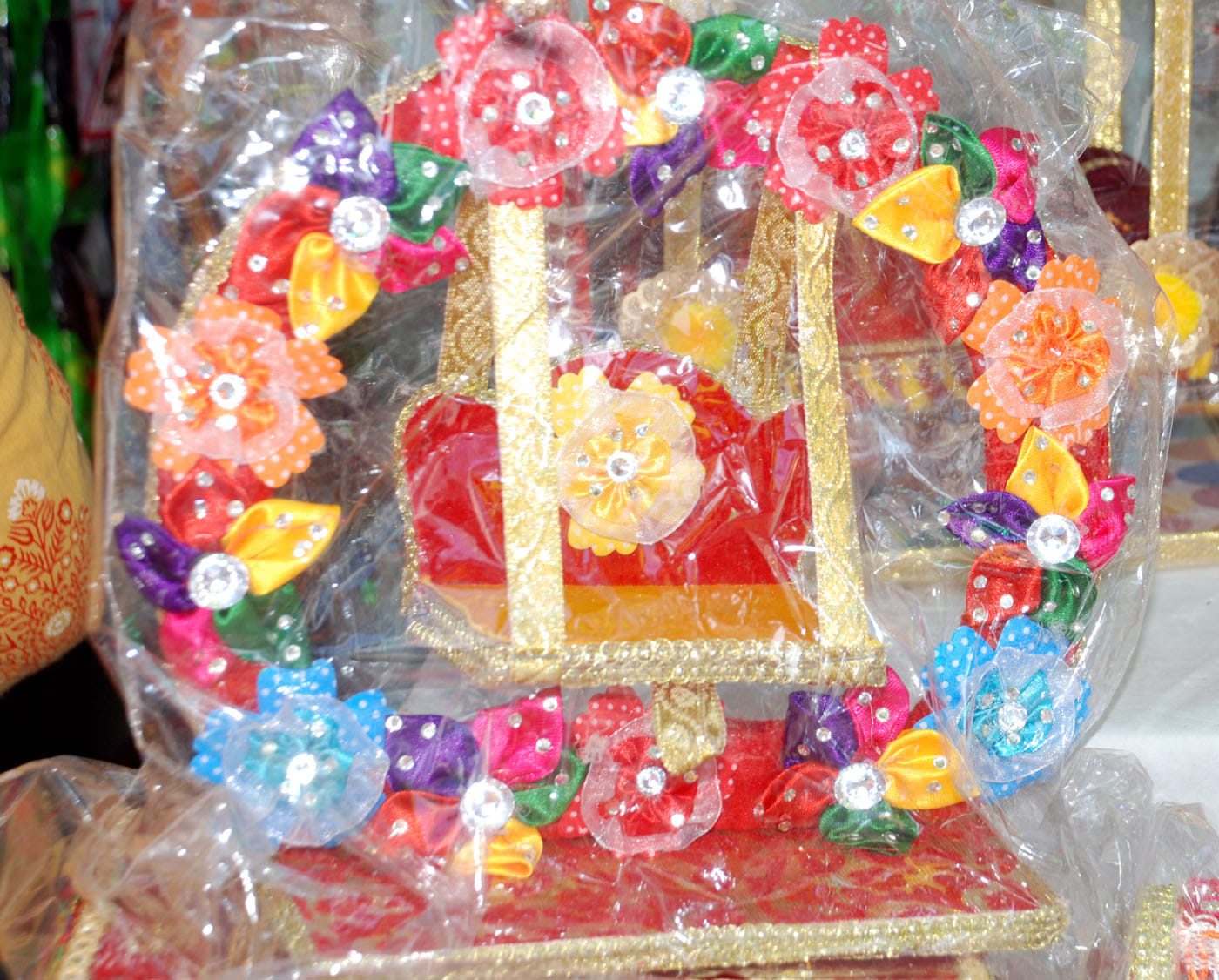 शामली श्री कृष्ण जन्माष्टमी  पर  दुकान पर  सजा कान्हा जी का पालना