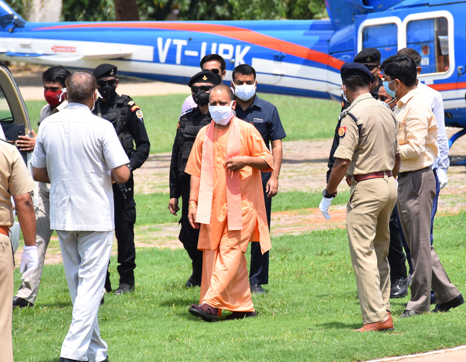 सहारनपुर के पुलिस लाइन में मुख्य मंत्री के पहुंचने पर कमिश्नर डीएम व एसएसपी से वार्ता करते मुख्य सहारनपुर के पुलिस लाइन में मुख्य मंत्री के पहुंचने पर कमिश्नर डीएम व एसएसपी से वार्ता करते मुख्य