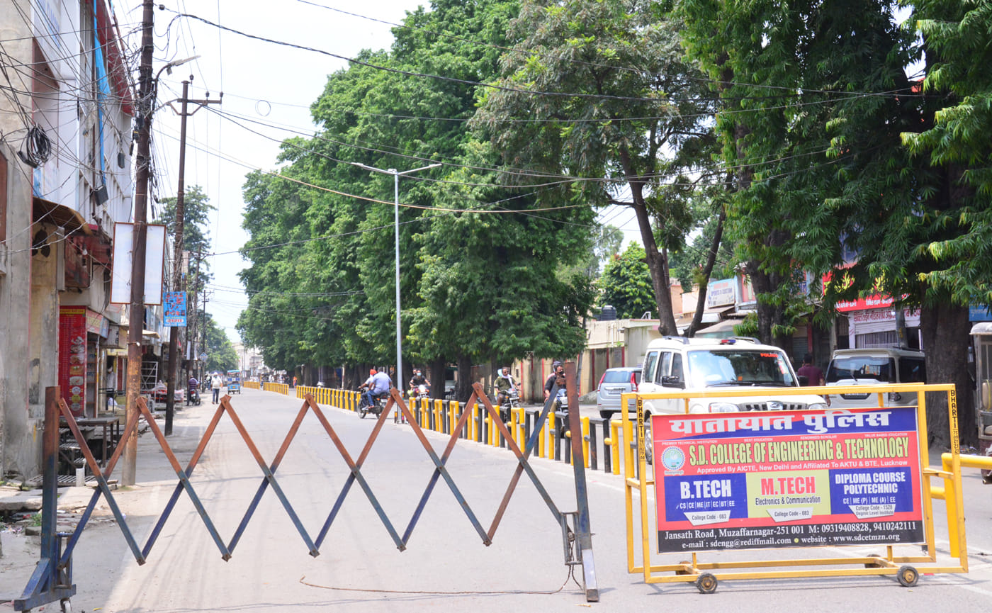 साप्ताहिक लॉकडाउन में कोर्ट रोड पर की गई बैरिकेटिग। साप्ताहिक लॉकडाउन में कोर्ट रोड पर की गई बैरिकेटिग।