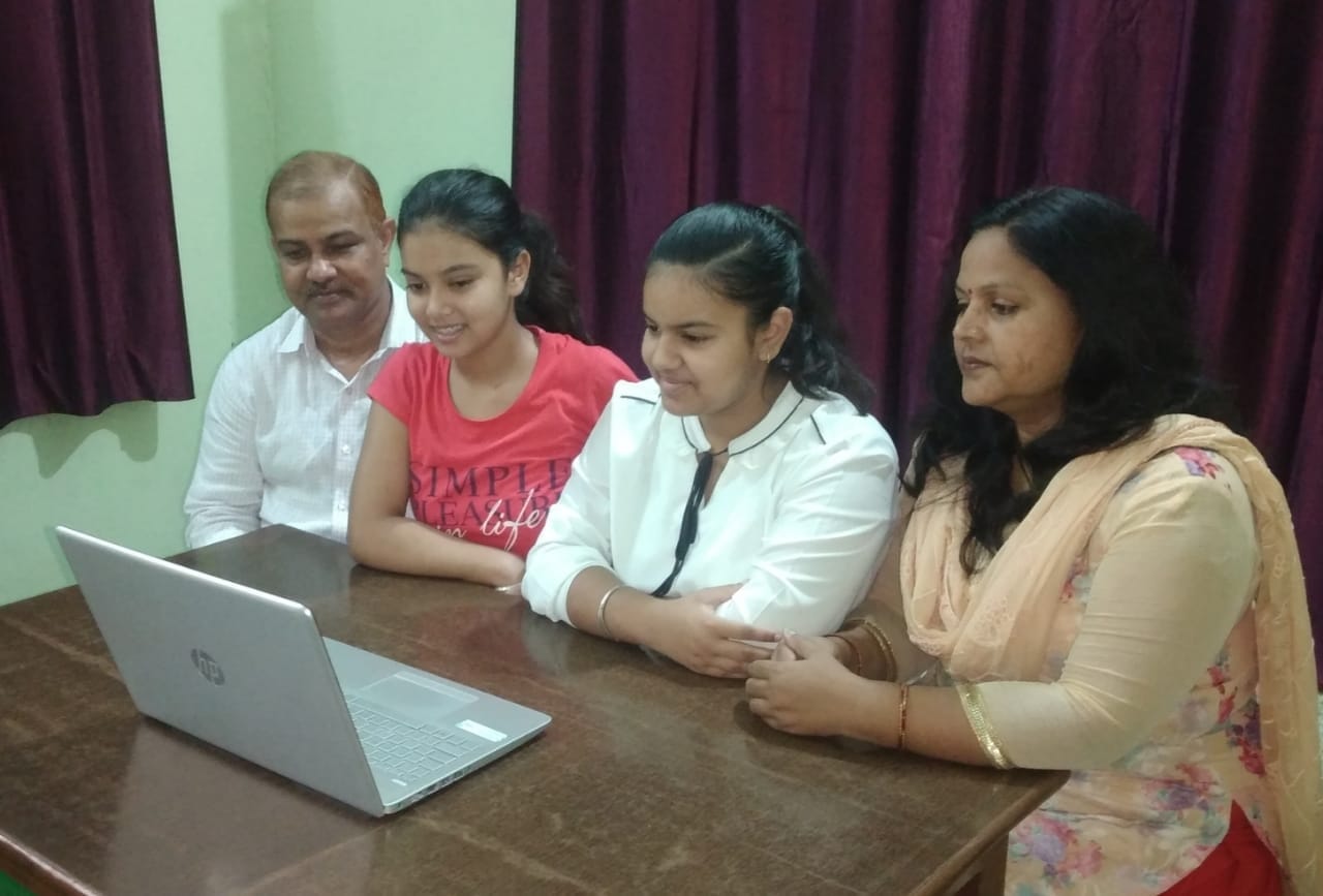 ऑनलाइन कार्यशाला में अपने माता-पिता के साथ शामिल नैना व मानसी।