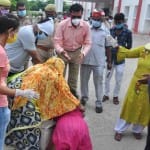 पिता की मौत के बाद डीएम के पैरों में गिर पड़ी बेटी