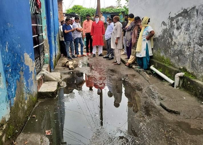 जलभराव की समस्या से केशवपुरी बस्ती को जल्द मिलेगी निजात :धीरेन्द्र राजीवनगर बस्ती में जलभराव की समस्या से सीएम के ओएसडी को अवगत कराते लोग।