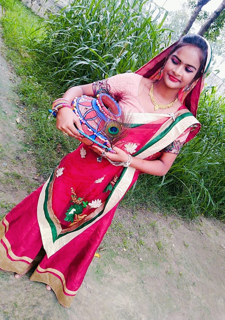मटका सज्जा प्रतियोगिता में प्रदर्शन करती छात्रा मटका सज्जा प्रतियोगिता में प्रदर्शन करती छात्रा