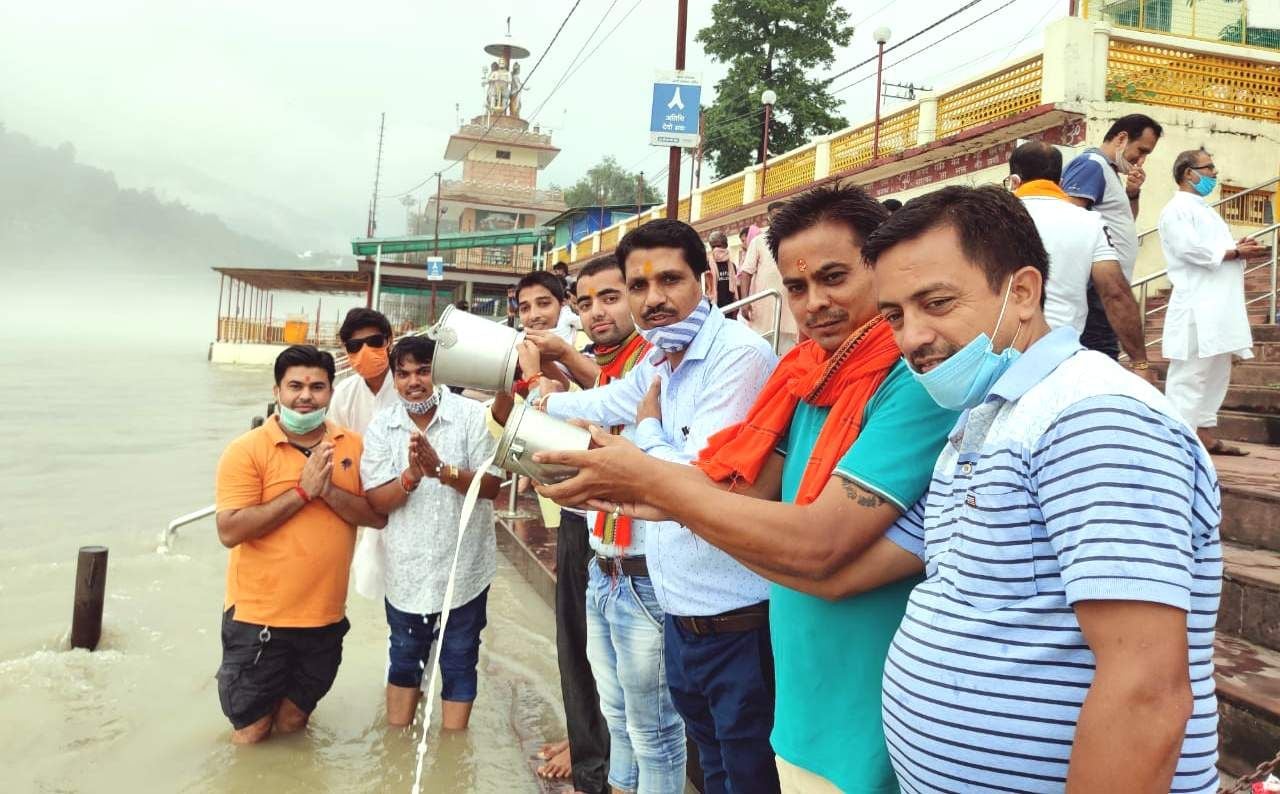 पार्टी के प्रदेश अध्यक्ष के जन्मदिवस पर मां गंगा में दुग्धाभि षेक कर उनकी लंबी उम्र की कामना करते पार्टी के प्रदेश अध्यक्ष के जन्मदिवस पर मां गंगा में दुग्धाभि षेक कर उनकी लंबी उम्र की कामना करते