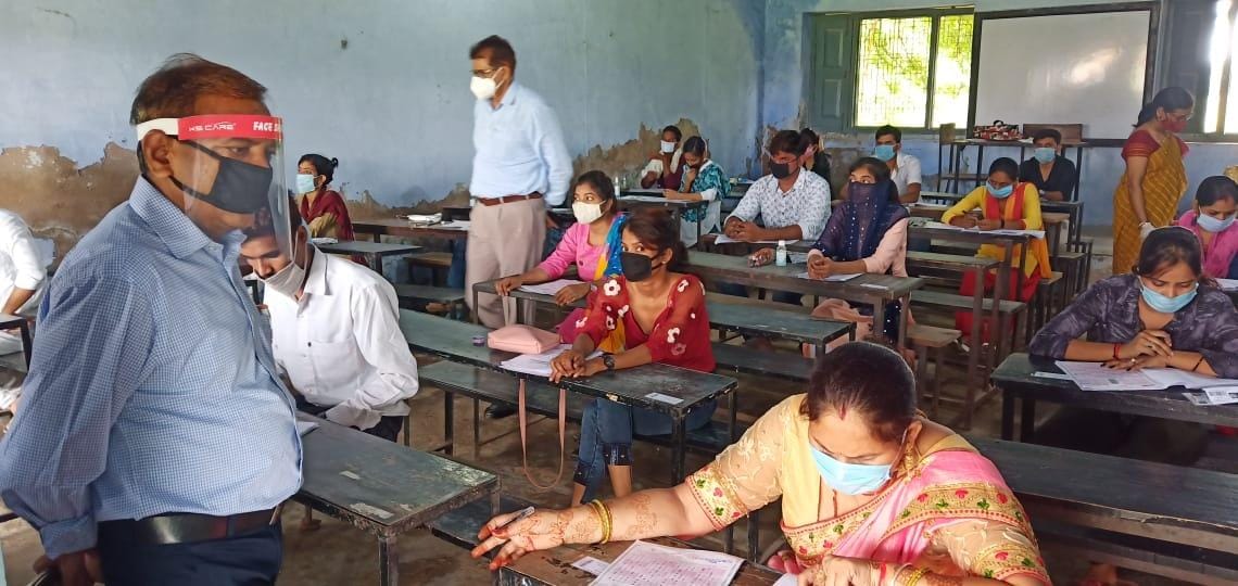 जीआईसी स्कूल में परीक्षा के दौरान चेकिंग करते एडीएम प्रमिल कुमार व डीआईओएस भगवत पटेल जीआईसी स्कूल में परीक्षा के दौरान चेकिंग करते एडीएम प्रमिल कुमार व डीआईओएस भगवत पटेल