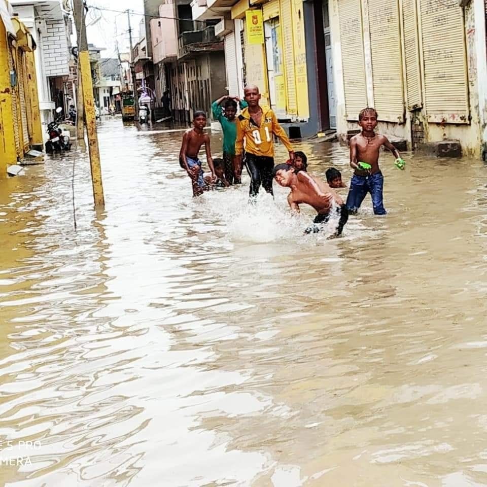बारिश के बाद गली में काफी पानी भर गया तो बच्चों ने इसमें नहाने का लुत्फ उठाया। बारिश के बाद गली में काफी पानी भर गया तो बच्चों ने इसमें नहाने का लुत्फ उठाया।