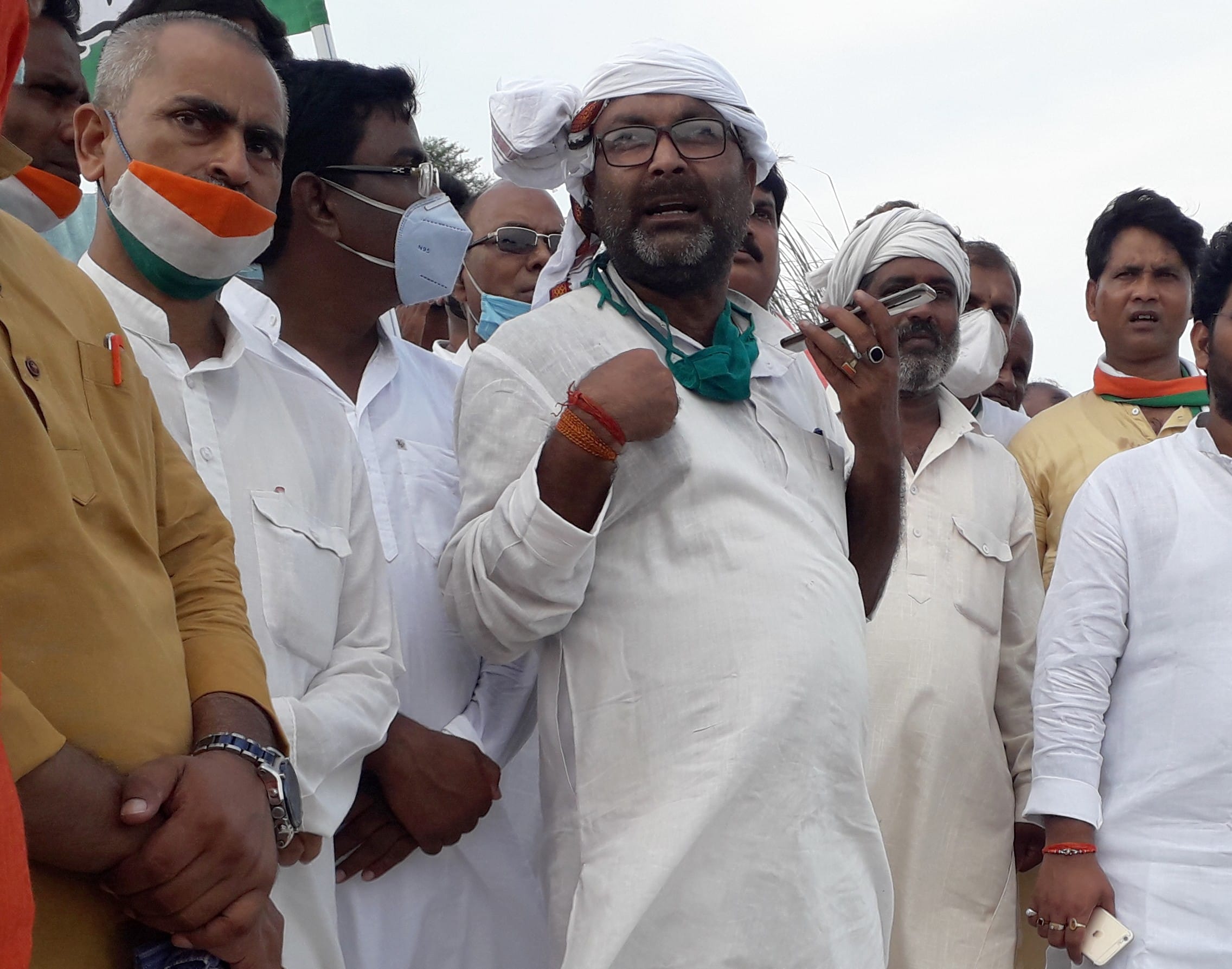 सगड़ी के जोकहरा रिंग बांध टूटे की जानकारी लेते कांग्रेस प्रदेश अध्यक्ष अजय कुमार लल्लू सिंह। सगड़ी के जोकहरा रिंग बांध टूटे की जानकारी लेते कांग्रेस प्रदेश अध्यक्ष अजय कुमार लल्लू सिंह।