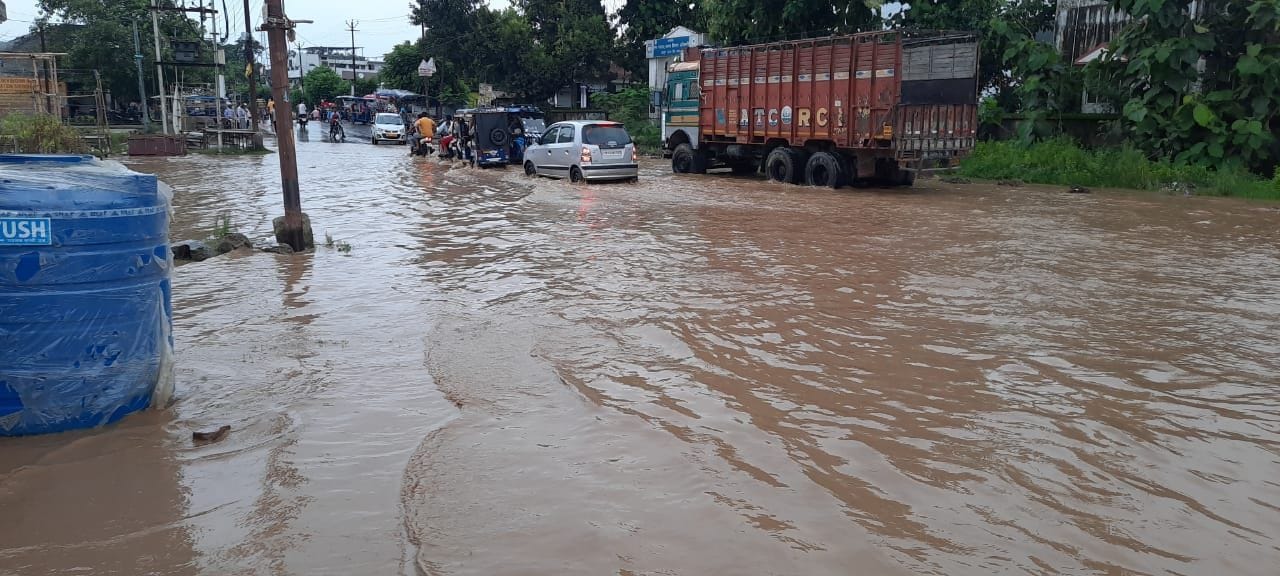 बाजपुर। लेवड़ा नदी के उफनाने से हल्द्वानी स्टेट हाइवे रहा जलमग्न। बाजपुर। लेवड़ा नदी के उफनाने से हल्द्वानी स्टेट हाइवे रहा जलमग्न।