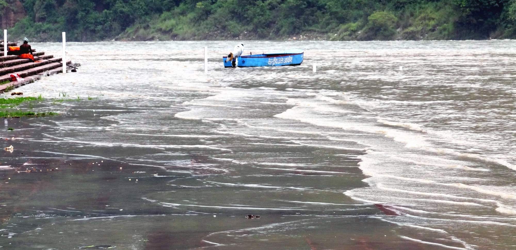 घाट तक बढ़ा गंगा का जलस्तर।