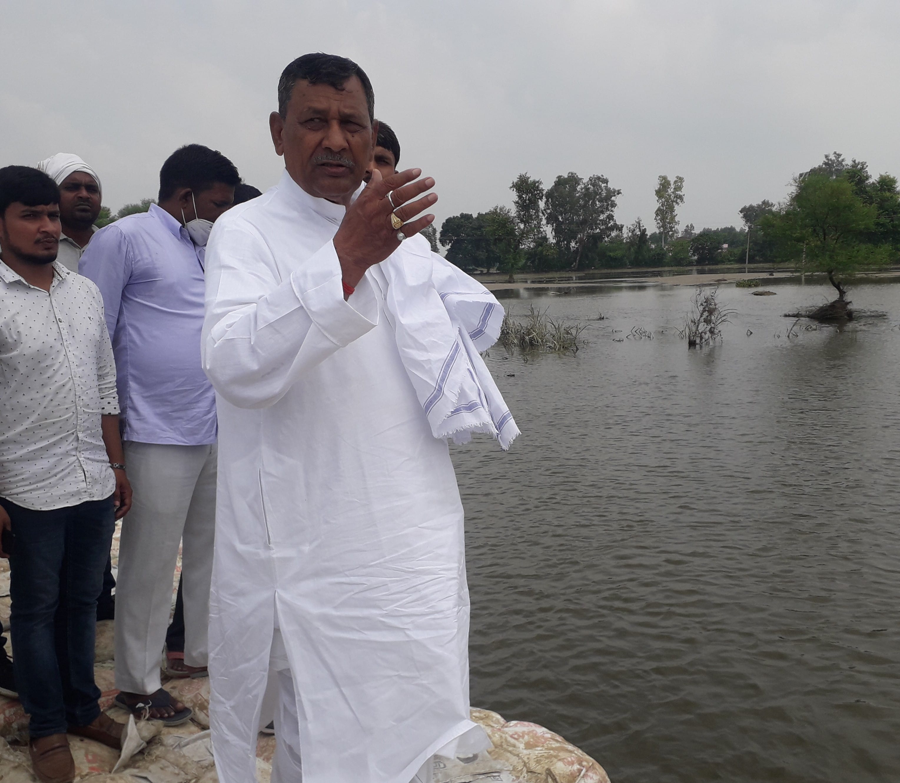 सगड़ी के जोकहरा रिंग बांध टूटे की जानकारी लेते सपा नेता चंद्रदेव राम यादव। सगड़ी के जोकहरा रिंग बांध टूटे की जानकारी लेते सपा नेता चंद्रदेव राम यादव।