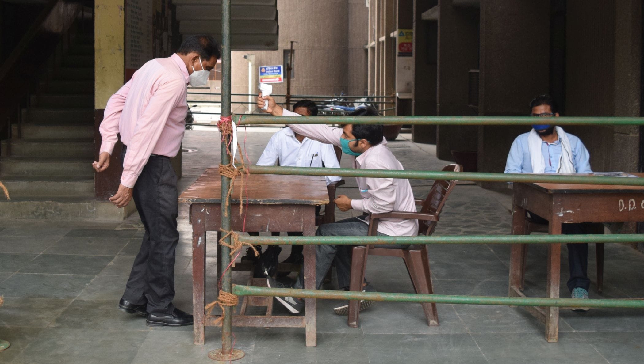 सीतापुर के विकास भवन में कुर्सी पर बैठे कर स्कैंनिंग करता कर्मचारी। सीतापुर के विकास भवन में कुर्सी पर बैठे कर स्कैंनिंग करता कर्मचारी।