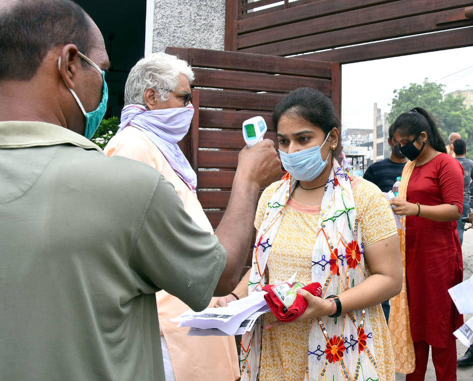 सहारनपुर के एसएएम इंटर कॉलेज में बीएड की परीक्षा देने पहुंची छात्रा की थर्मेल स्क्रीनिंग करता क?