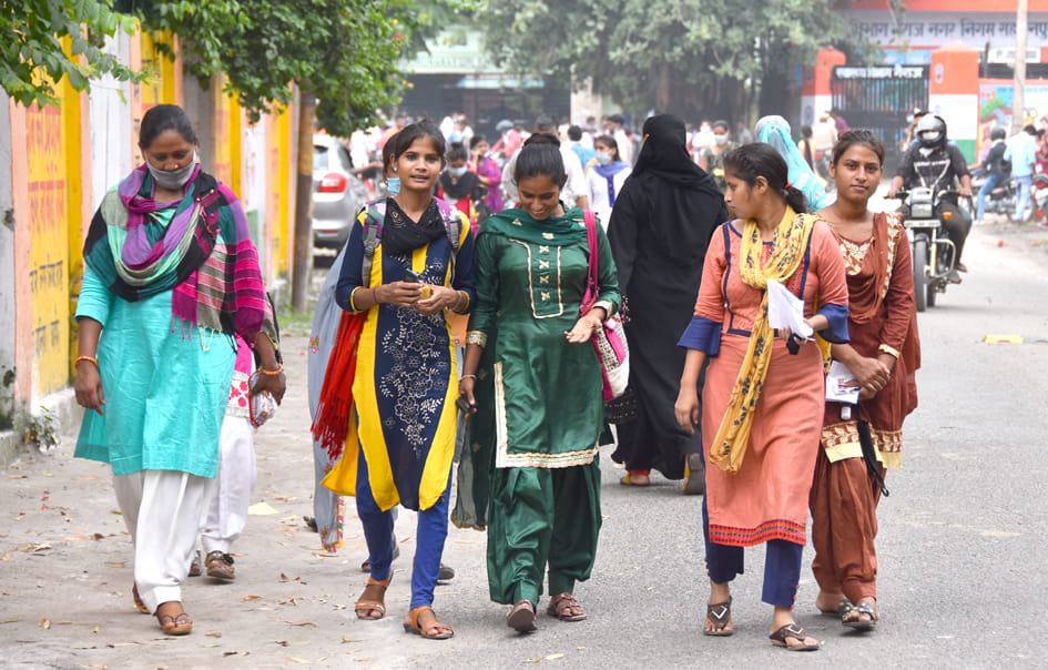 सहारनपुर के गुरू नानक इंटर कॉलेज में बीएड की परीक्षा देकर बाहर आती छात्राएं
