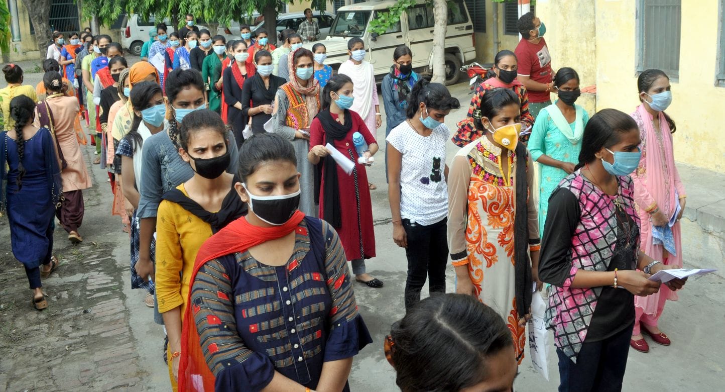 शामली आर के इंटर कॉलेज में बीएड की प्रवेश परीक्षा आई परीक्षार्थीयो की लगी लाइन शामली आर के इंटर कॉलेज में बीएड की प्रवेश परीक्षा आई परीक्षार्थीयो की लगी लाइन