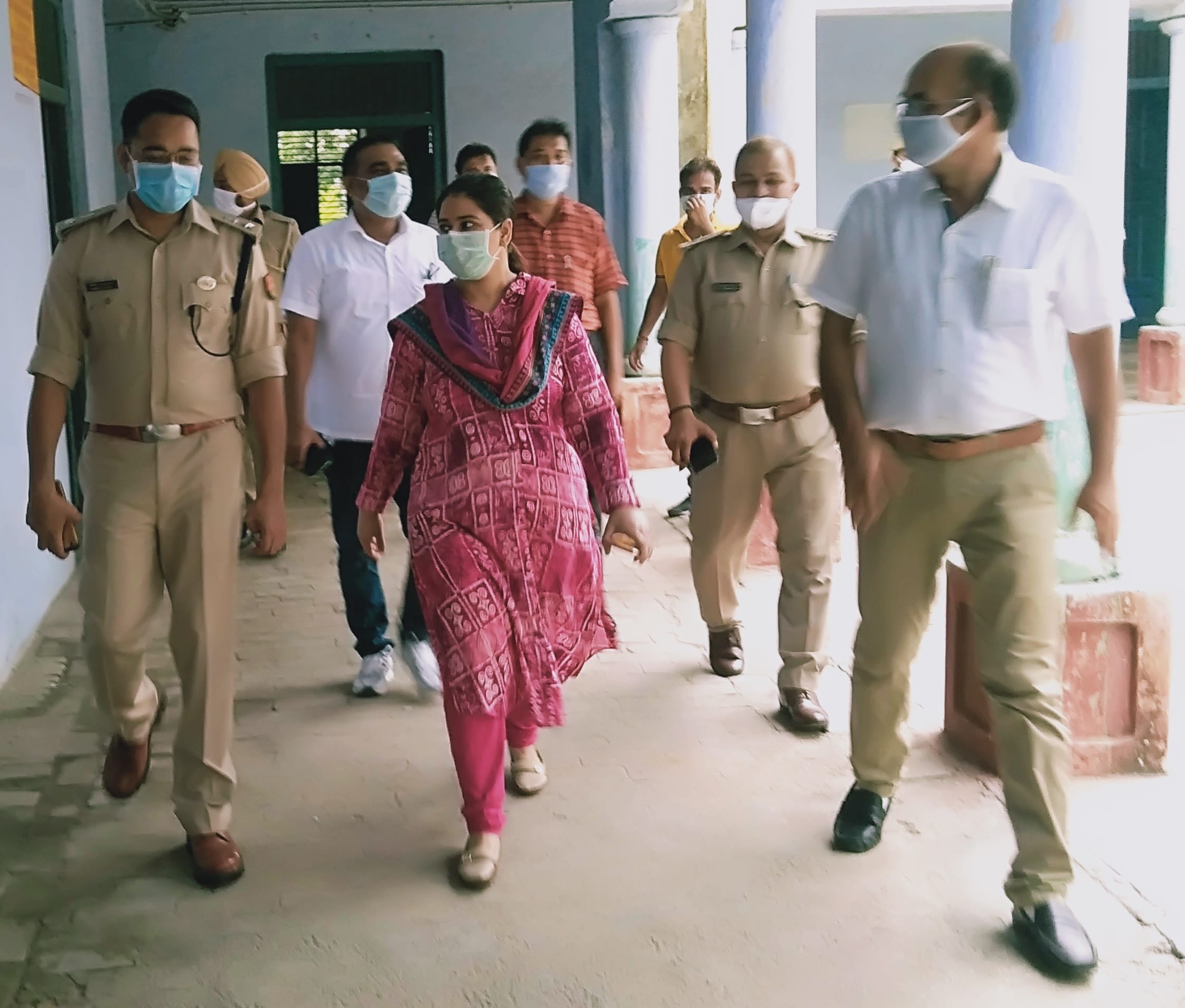 शामली आर के इंटर कॉलेज में बीएड की प्रवेश परीक्षा दोरान नरिक्षण करने पहुचे डीएम एसपी शामली आर के इंटर कॉलेज में बीएड की प्रवेश परीक्षा दोरान नरिक्षण करने पहुचे डीएम एसपी