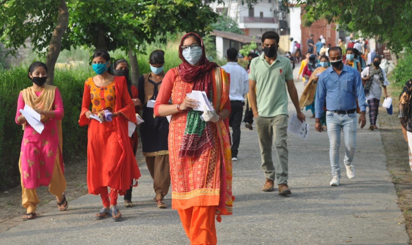 शामली आर के इंटर कॉलेज में बीएड की प्रवेश परीक्षा देने के लिये जाते परीक्षार्थी शामली आर के इंटर कॉलेज में बीएड की प्रवेश परीक्षा देने के लिये जाते परीक्षार्थी