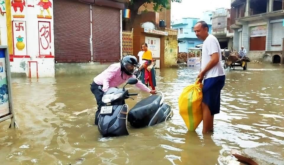 रामराये गेट पर सीवर के गड्ढे में फंसी स्कूटी को निकालते हुए। रामराये गेट पर सीवर के गड्ढे में फंसी स्कूटी को निकालते हुए।