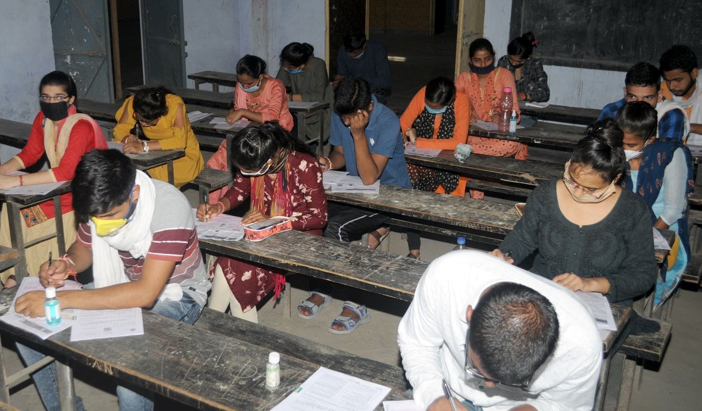 शामली वीवी इंटर कॉलेज में बीएड की प्रवेश परीक्षा देते परीक्षाथी शामली वीवी इंटर कॉलेज में बीएड की प्रवेश परीक्षा देते परीक्षाथी