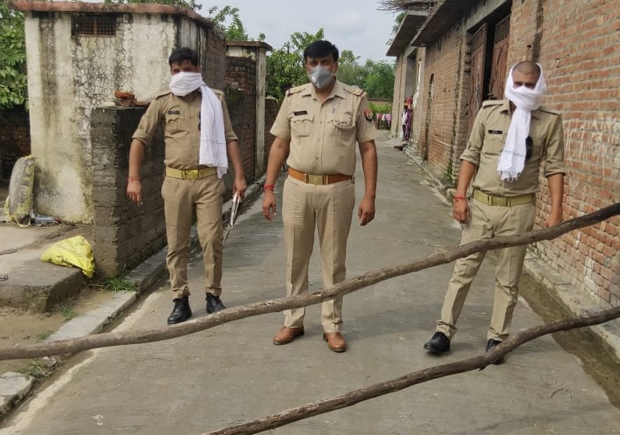 भागूवाला के रामपुर चाठा में संक्रमित मिलने पर क्षेत्र सील करते पुलिसकर्मी। भागूवाला के रामपुर चाठा में संक्रमित मिलने पर क्षेत्र सील करते पुलिसकर्मी।