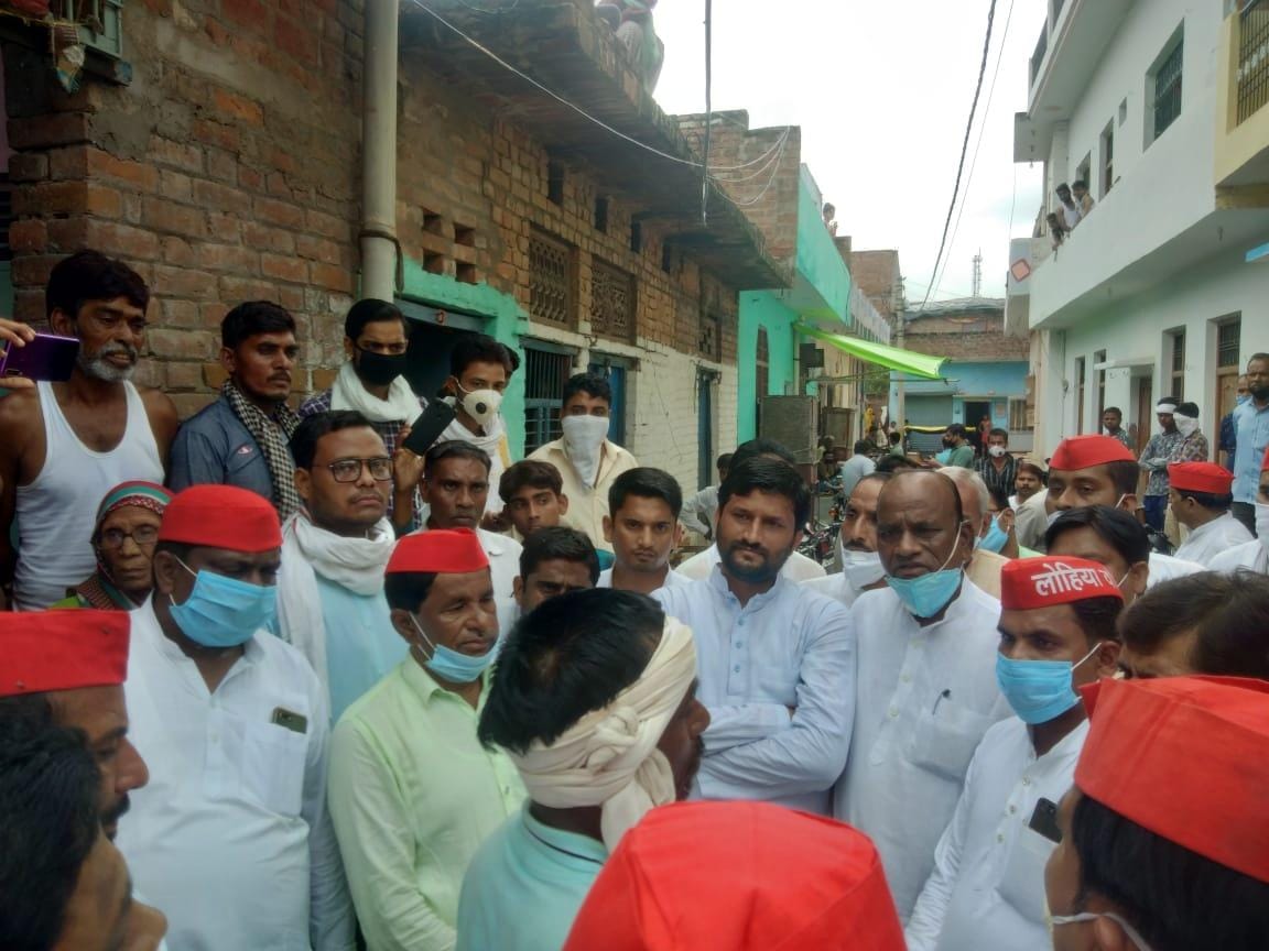 जालौन जिले के उरई में पीड़ित परिवार से मामले की जानकारी करते सपाई जालौन जिले के उरई में पीड़ित परिवार से मामले की जानकारी करते सपाई