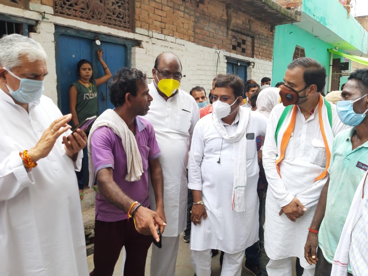 जालौन जिल के उरई में नीशू के परिजनों से घटना की जानकारी लेते कांग्रेसी नेता जालौन जिल के उरई में नीशू के परिजनों से घटना की जानकारी लेते कांग्रेसी नेता
