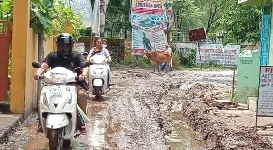 प्रतीतनगर में पेयजल लाइन बिछाने के दौरान क्षतिग्रस्त रास्ते पर हुए दल दल से गुजरते लोग। प्रतीतनगर में पेयजल लाइन बिछाने के दौरान क्षतिग्रस्त रास्ते पर हुए दल दल से गुजरते लोग।