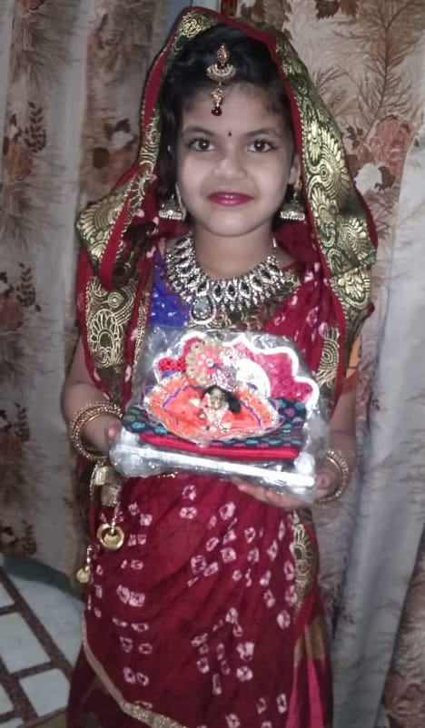 कान्हा सज्जा श्प्छरतियोगिता में भाग लेती छात्रा कान्हा सज्जा श्प्छरतियोगिता में भाग लेती छात्रा