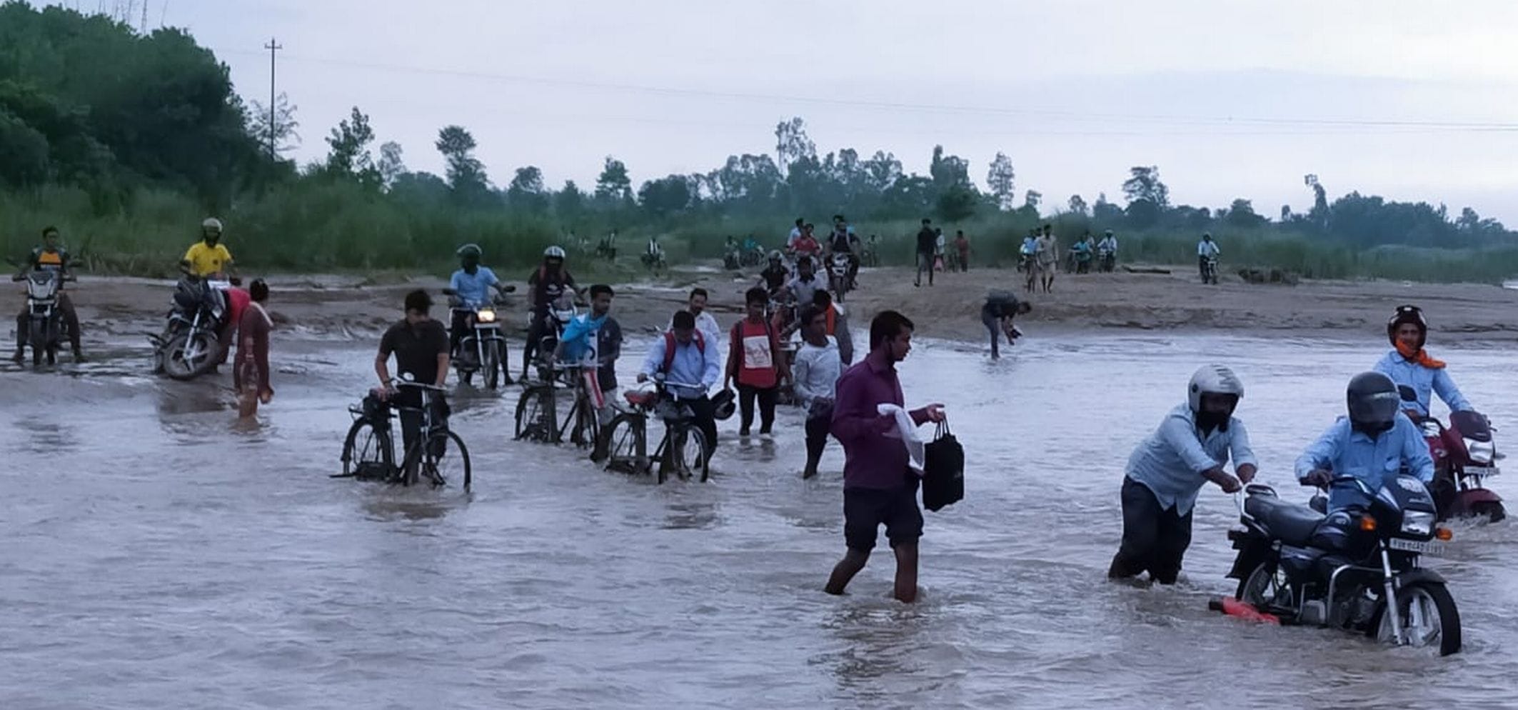 जोखिम: सितारगंज सूखी नदी पार कर फैक्ट्री में काम करने जाते कामगार। जोखिम: सितारगंज सूखी नदी पार कर फैक्ट्री में काम करने जाते कामगार।