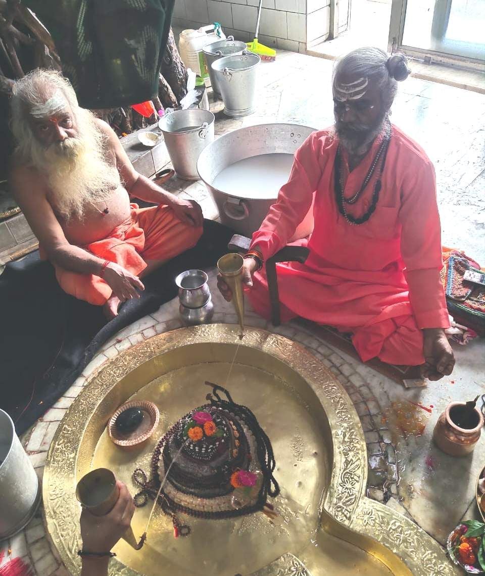 सोमेश्वर में सोमवार को दुग्धाभिषेक करते महंत रामेश्वर गिरी। सोमेश्वर में सोमवार को दुग्धाभिषेक करते महंत रामेश्वर गिरी।
