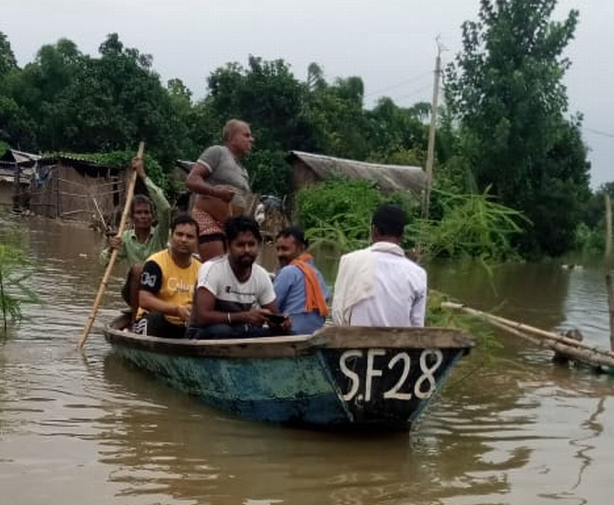 सितारगंज अरविंदनगर गांव में घरों से सुरक्षित स्थान को नाव से जाते ग्रामीण। सितारगंज अरविंदनगर गांव में घरों से सुरक्षित स्थान को नाव से जाते ग्रामीण।
