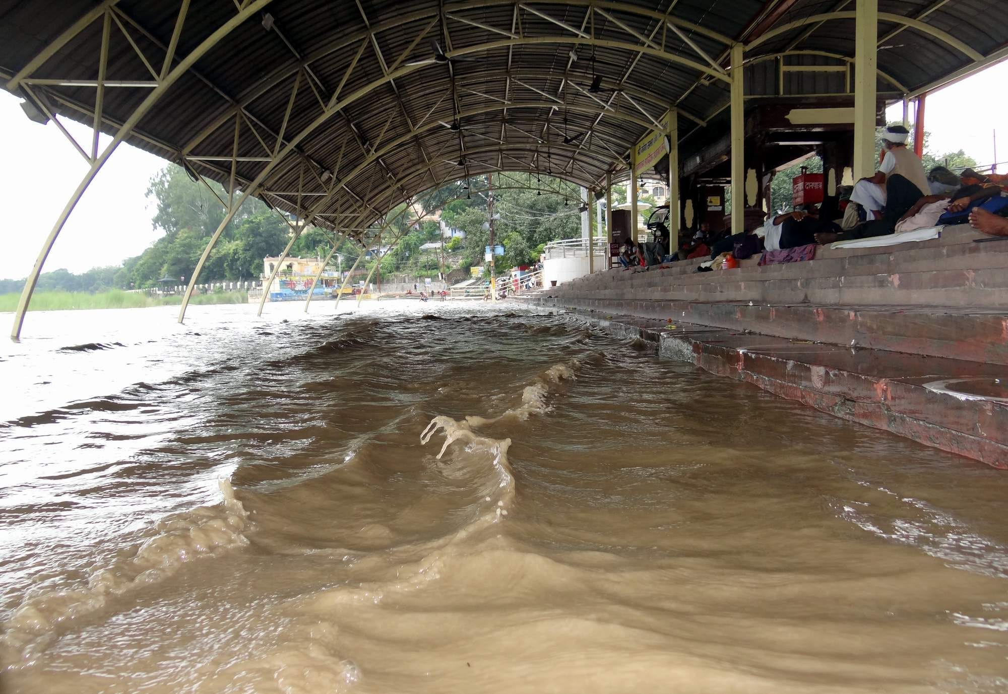 त्रिवेंणी घाट में आरती स्थल तक पहुंचा गांगा का जलस्तर। त्रिवेंणी घाट में आरती स्थल तक पहुंचा गांगा का जलस्तर।
