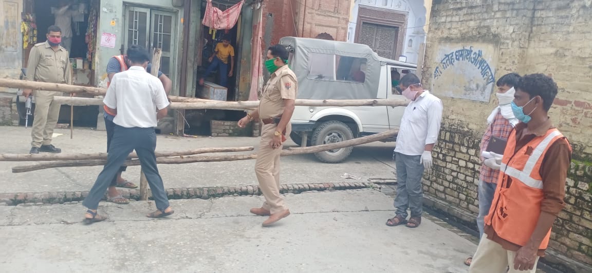 अंबेहटा में गली को सील करती नगर पंचायत की टीम अंबेहटा में गली को सील करती नगर पंचायत की टीम