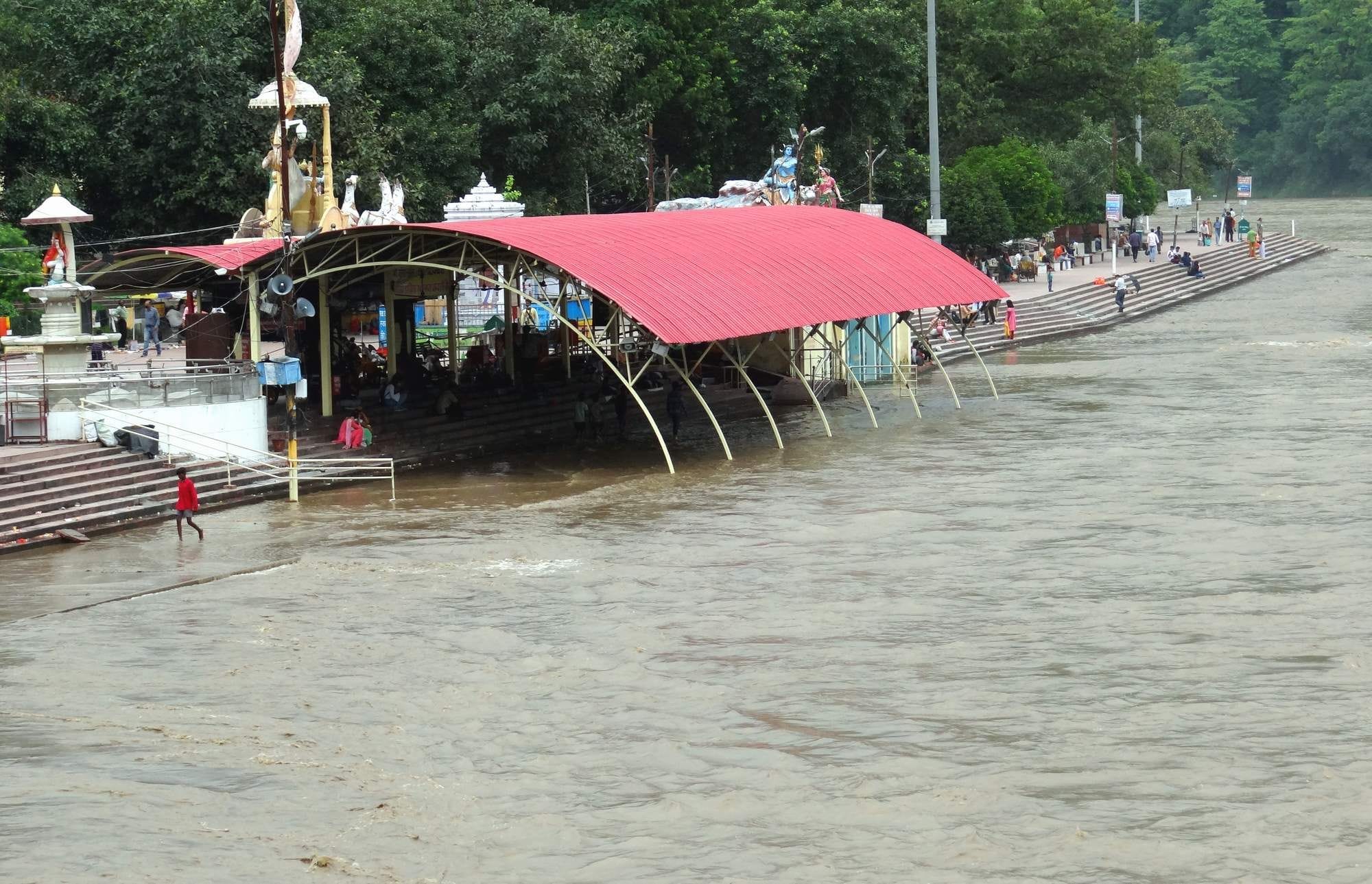 रविवार देर रात बारिश के बाद बढ़ा गंगा का जलस्तर। रविवार देर रात बारिश के बाद बढ़ा गंगा का जलस्तर।