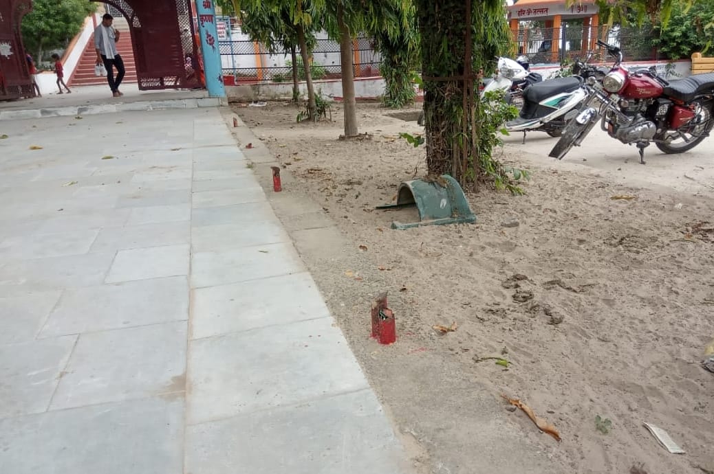 बिजनौर में विदुर कुटी पर पार्क से गायब हुई रेलिंग और टूटी पड़ी बेंच। बिजनौर में विदुर कुटी पर पार्क से गायब हुई रेलिंग और टूटी पड़ी बेंच।
