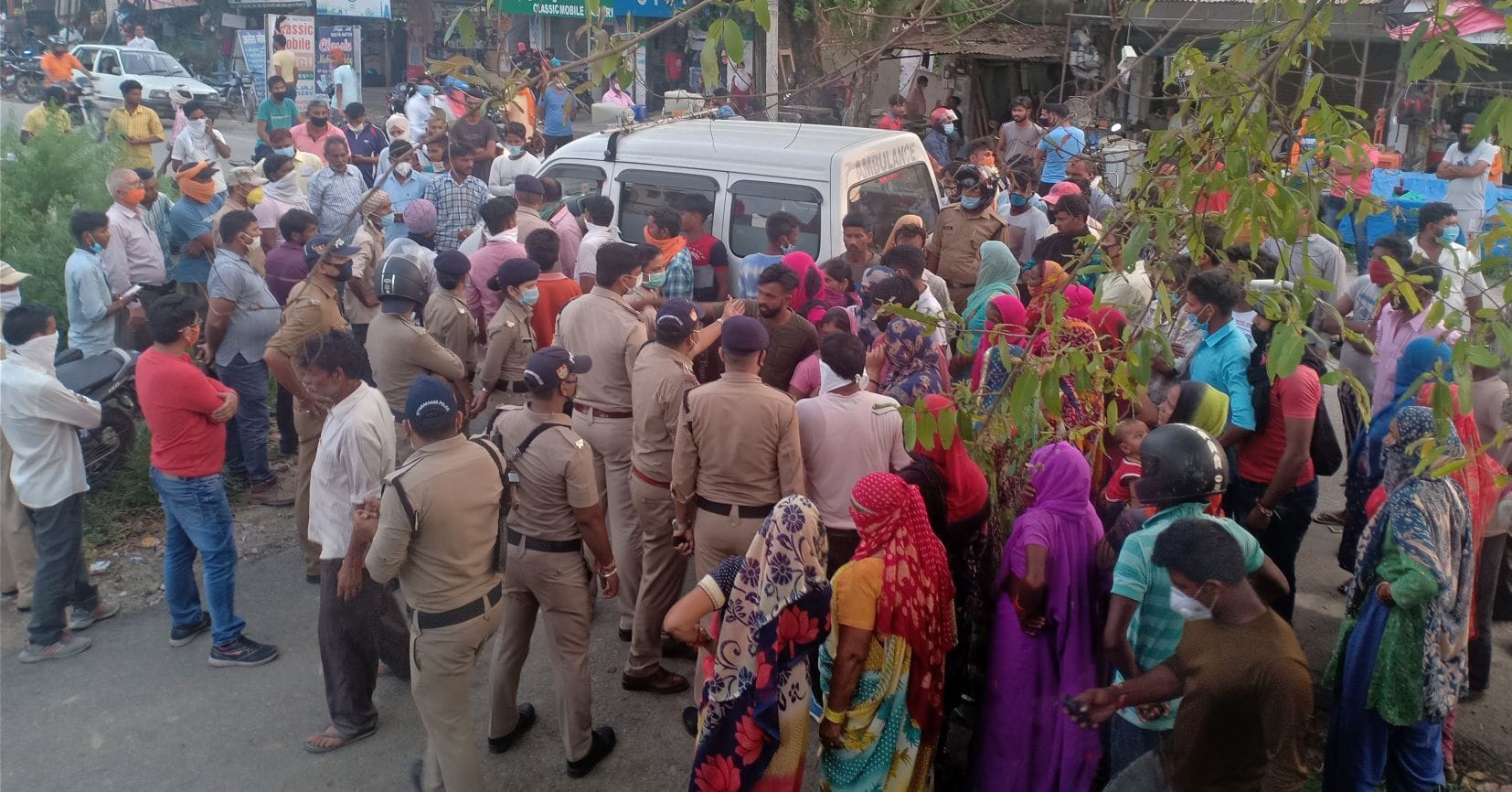 घटना के बाद कुंडेश्वरी चौकी के बाहर लगी ग्रामीणो की भीड़। घटना के बाद कुंडेश्वरी चौकी के बाहर लगी ग्रामीणो की भीड़।