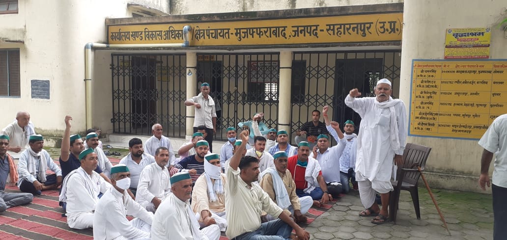 मुजफ्फराबाद में भाकियू की मासिक पंचायत को संबोधित करते जिलाध्यक्ष चौ चरण सिंह