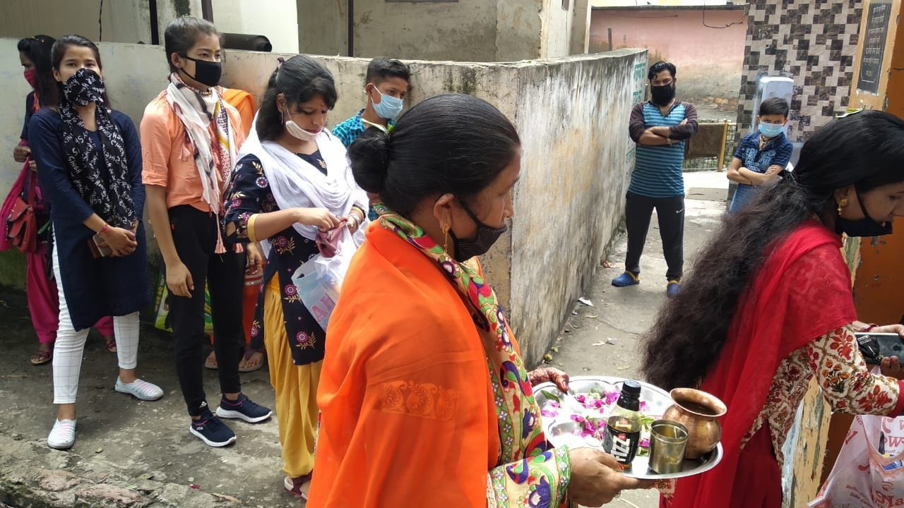 बागेश्वर के राधाकृष्ण मंदिर में दर्शन के लिए पहुंचे श्रद्धालु। संवाद न्यूज एजेंसी