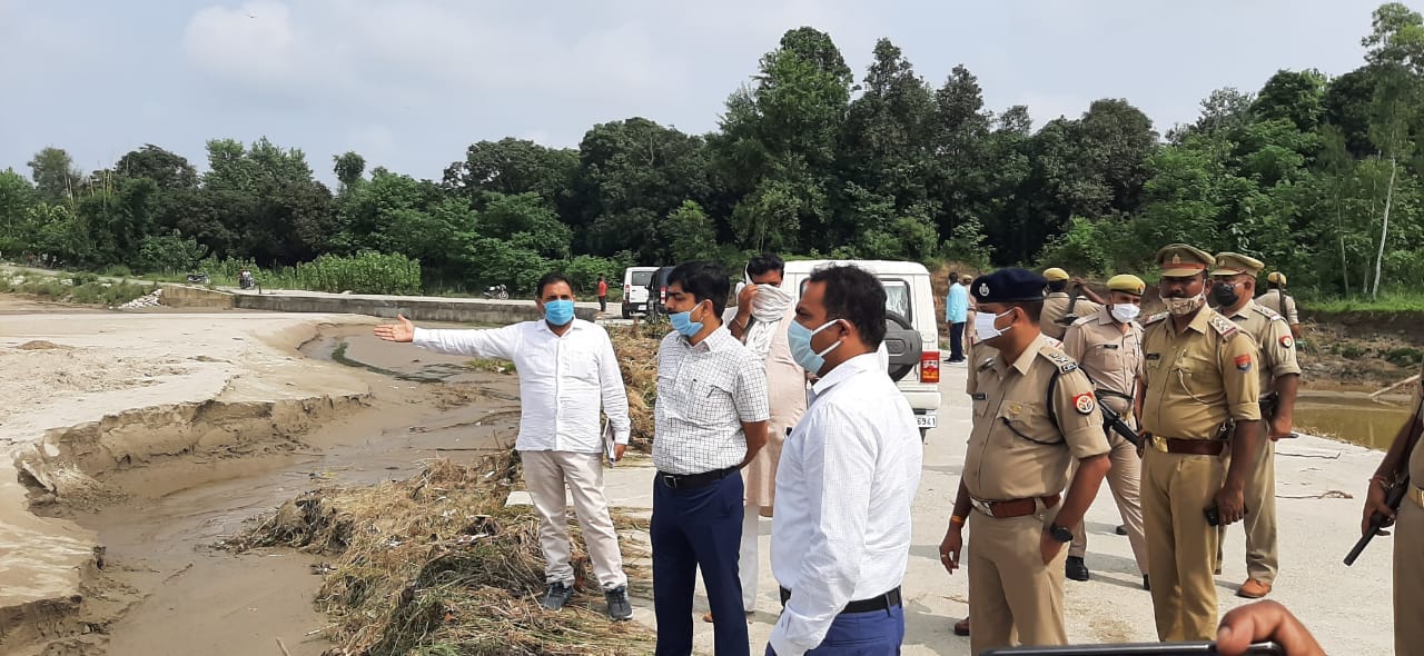 बेहट के गांव उसंड़ के पास गंगरोह नदी से हुए कटाव का निरीक्षण करते डीएम-एसएसपी बेहट के गांव उसंड़ के पास गंगरोह नदी से हुए कटाव का निरीक्षण करते डीएम-एसएसपी
