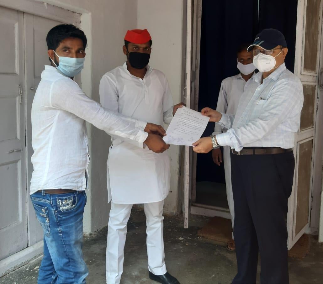 सिटी मजिस्ट्रेट को ज्ञापन देते सपाई। सिटी मजिस्ट्रेट को ज्ञापन देते सपाई।