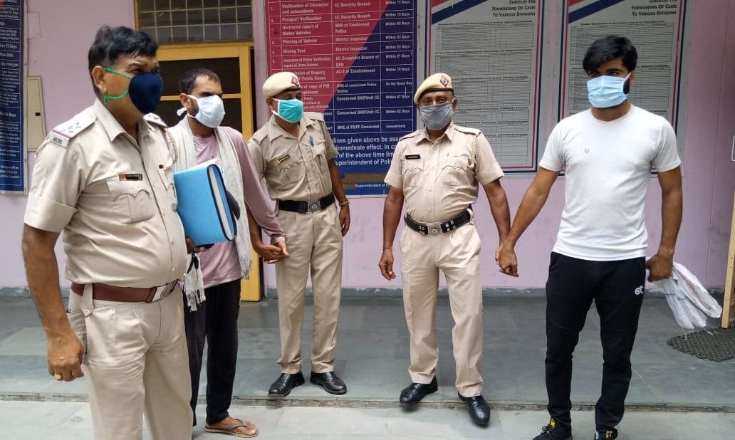 खरखौदा पुलिस द्वारा अवैध शराब तस्करी के आरोप में काबू किए चालक-क्लीनर पुलिस टीम के साथ। खरखौदा पुलिस द्वारा अवैध शराब तस्करी के आरोप में काबू किए चालक-क्लीनर पुलिस टीम के साथ।