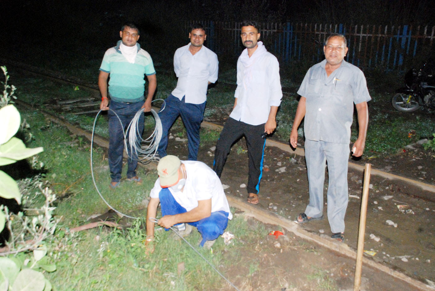 शामली बुढ़ाना फाटक पर कार्य करते रेलवे कर्मचारी। शामली बुढ़ाना फाटक पर कार्य करते रेलवे कर्मचारी।
