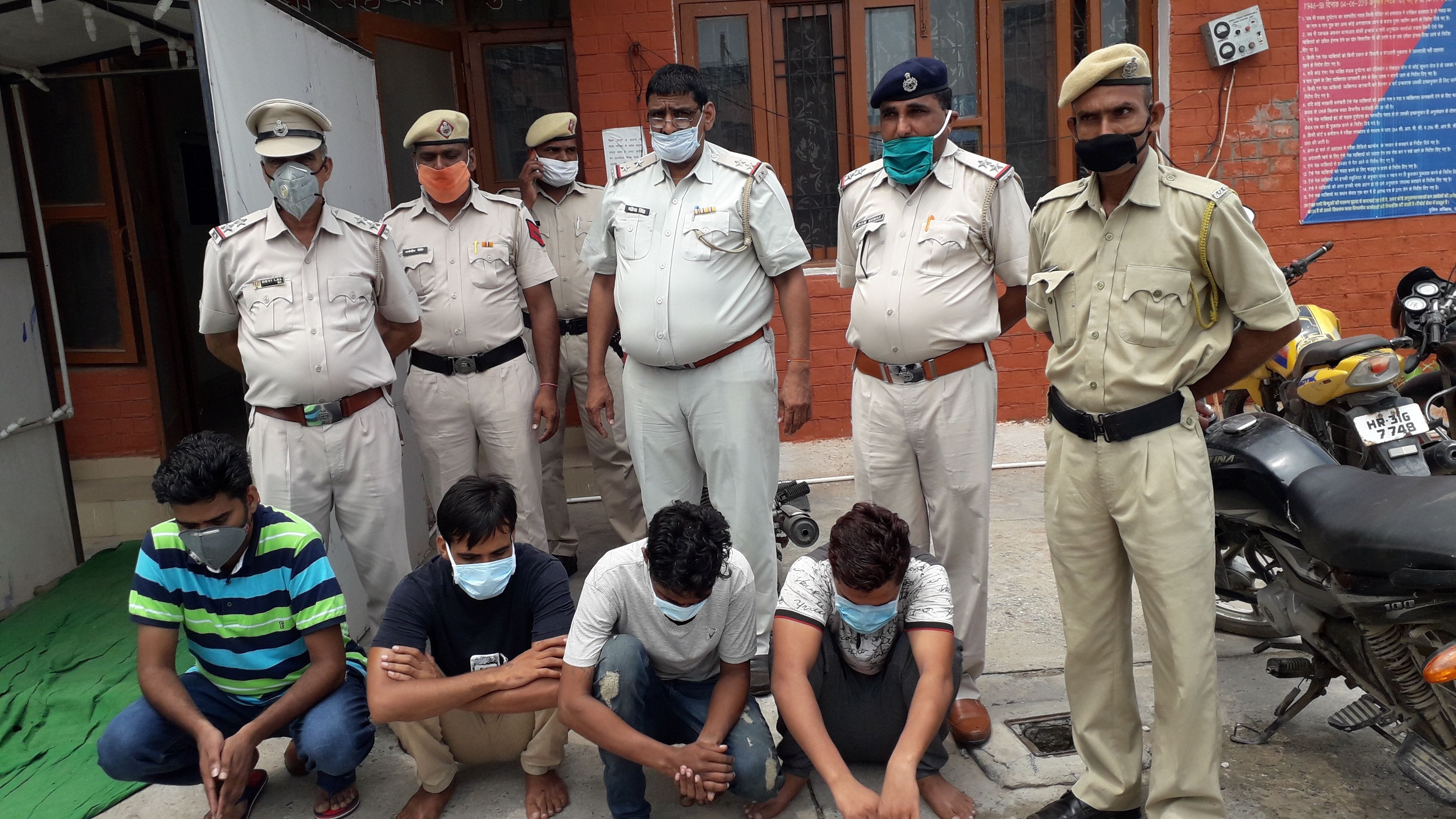  पुलिस द्वारा गिरफ्तार किए गए लोगों के एटीएम कार्ड का क्लोन तैयार कर बैंक खातों से पैसे निकालने व?