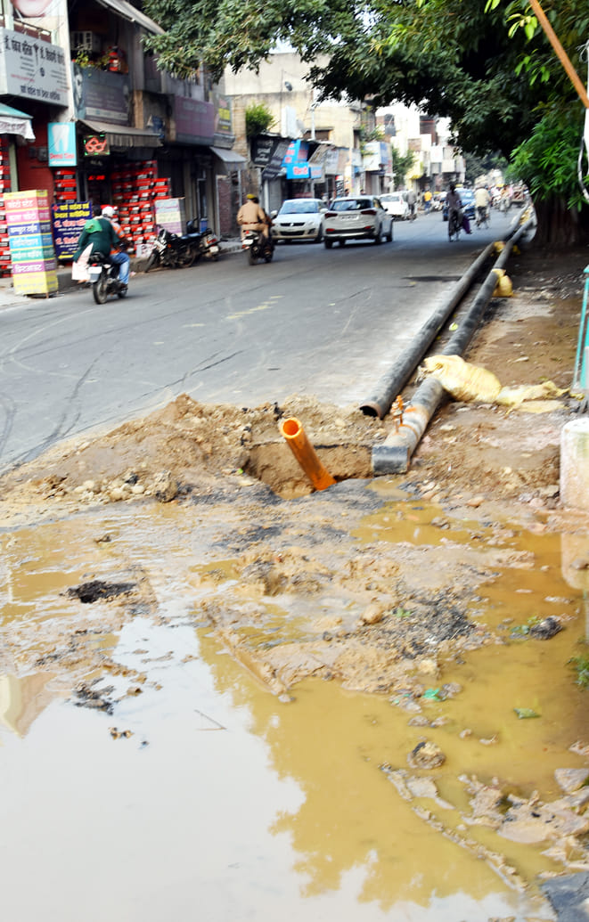 सहारनपुर के कलेक्ट्रेट गेट पर गैस पाइप लाइन द्वारा खोदा गया गड़डा दुर्घटना को देता दावत