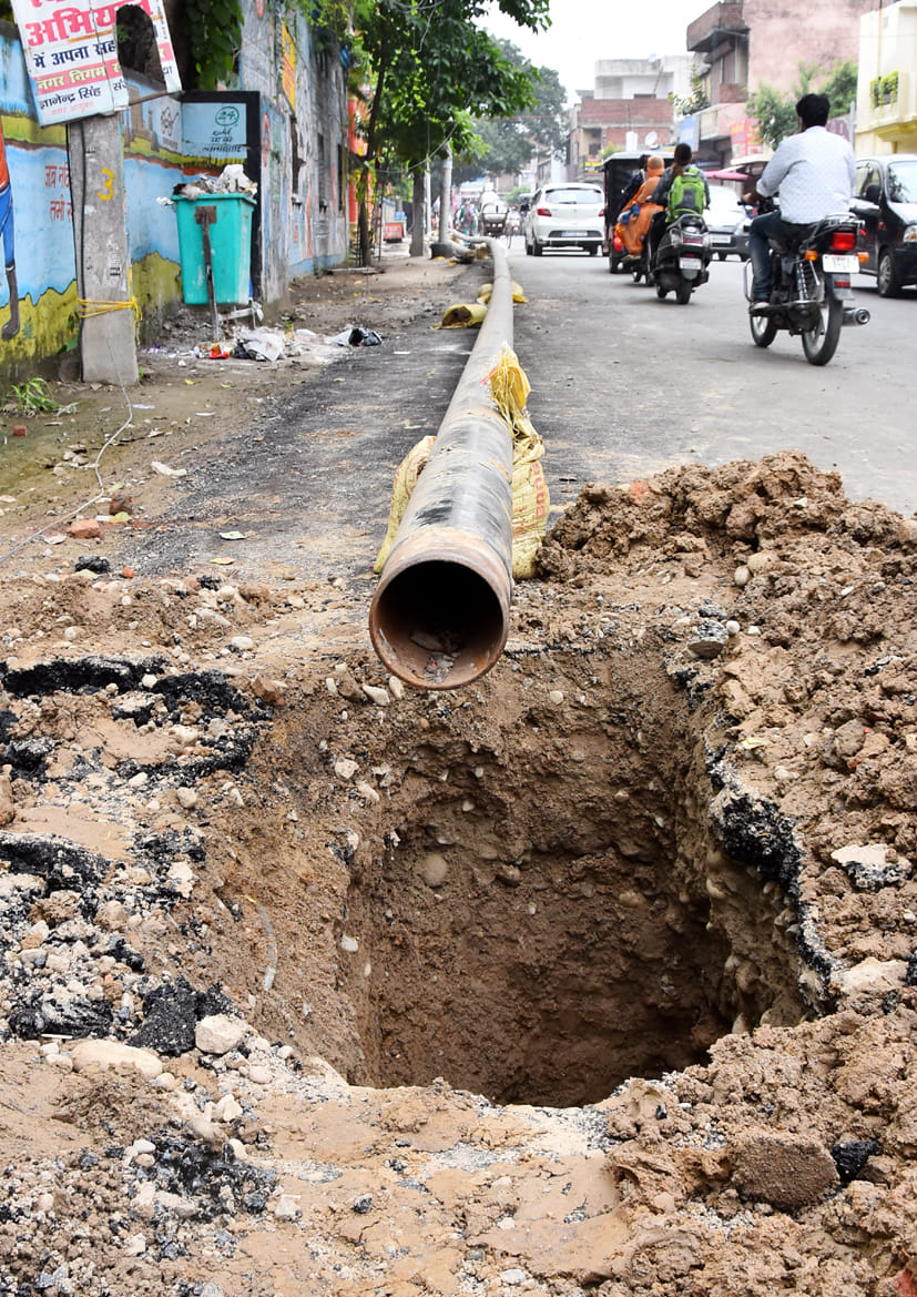लापरवाही पुलिस लाइन रोड़ पर गैस पाइप लाइन के लिये खोदा गया गड़डा