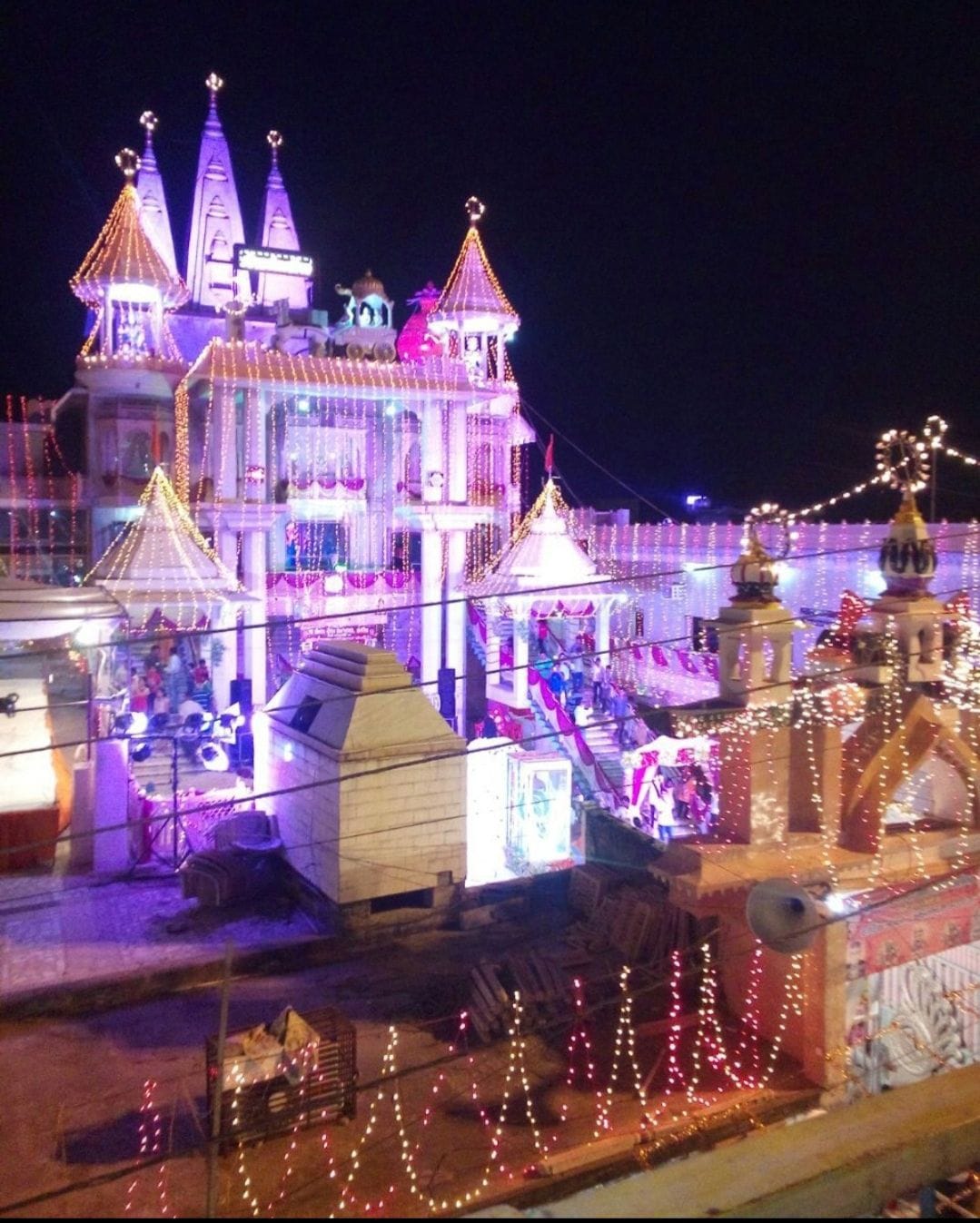 जन्माष्टमी की पूर्व संध्या पर दूधिया रोशनी से नहाया श्री वार्ष्णेय मंदिर। 
