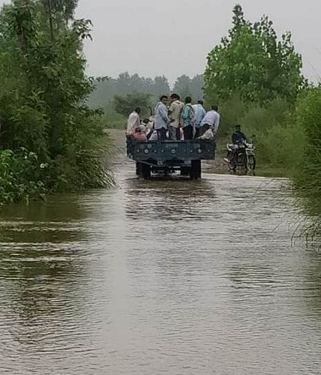 गांवों के रास्तों तक पहुंचा गंगा का पानी। गांवों के रास्तों तक पहुंचा गंगा का पानी।