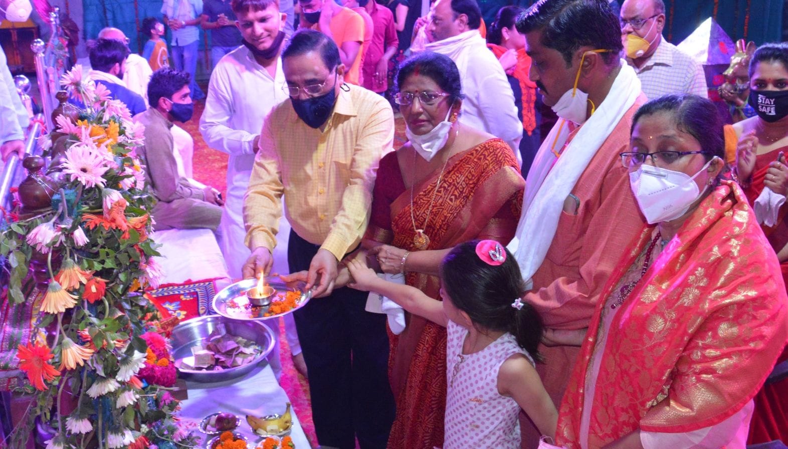श्रीकृष्ण जन्माष्टमी पर्वक पर गणपति धाम मंदिर में पूजा अर्चना करते जिला चिकित्सालय के पूर्व सीए