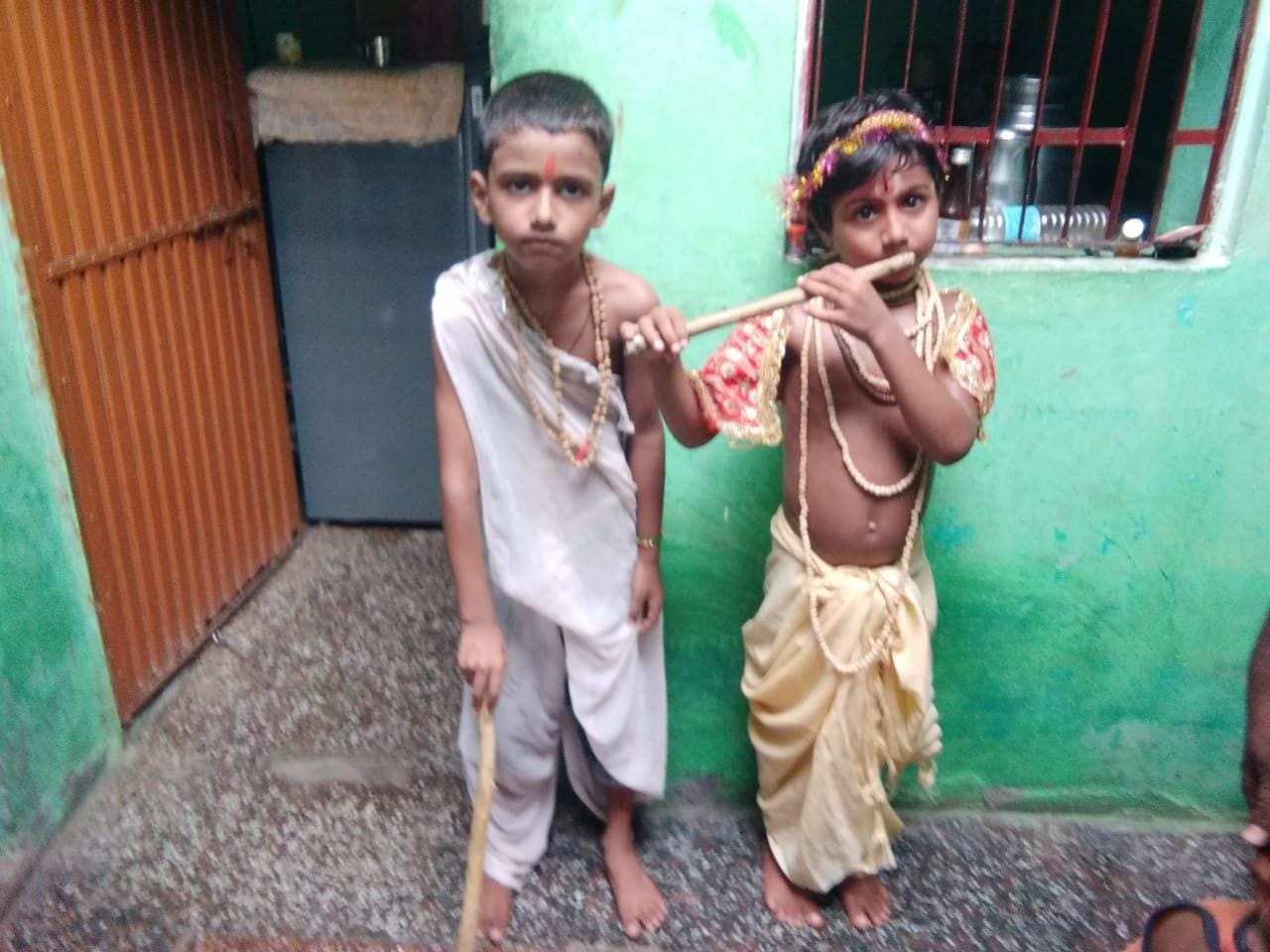 ृष्णा सुदामा की वेशभूषा में बच्चे
