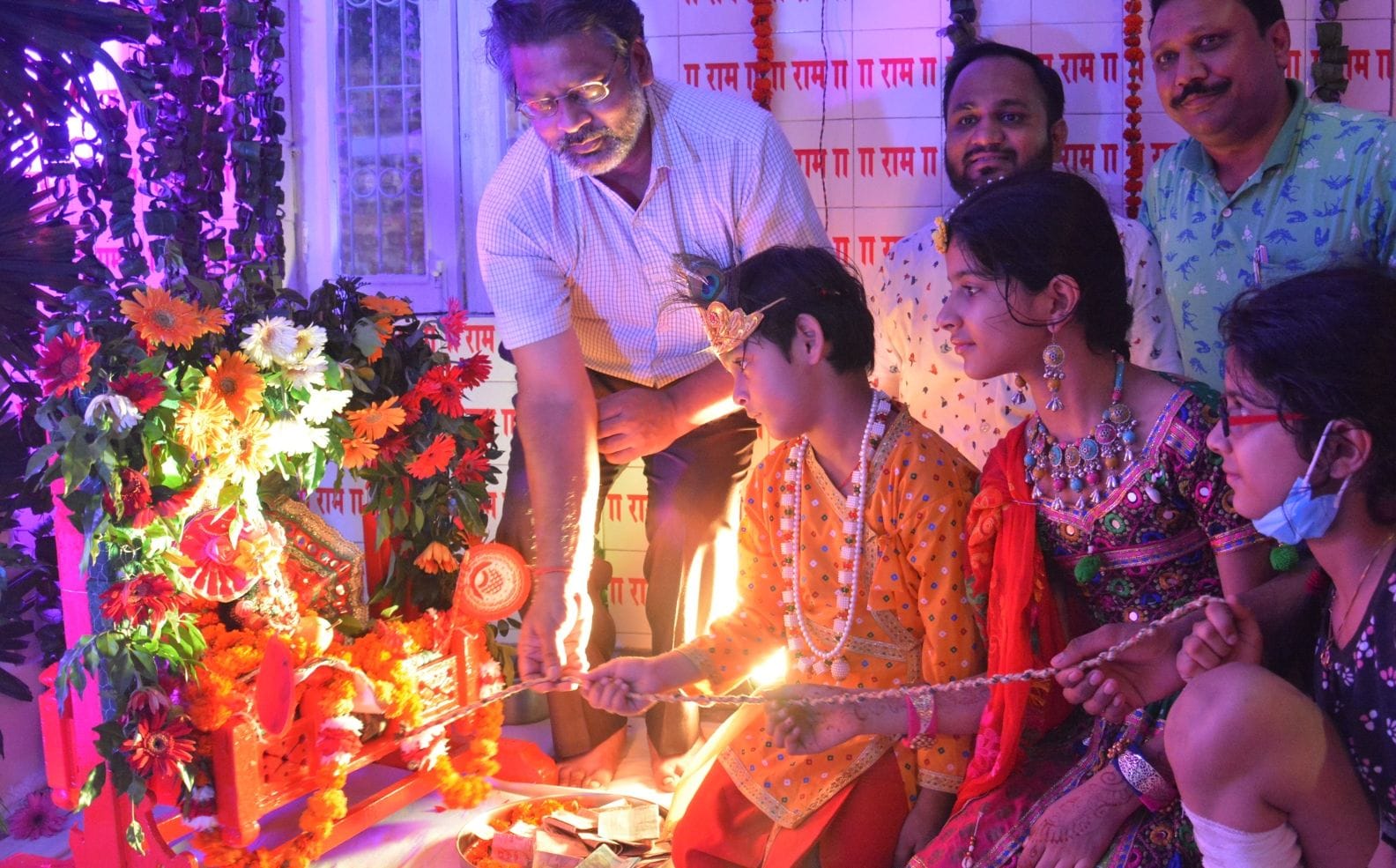 नई मंडी क्षेत्र में श्रीकृष्ण जन्माष्टमी पर्व पर लडडू गोपाल को झूला झूलाते श्रद्वालु।